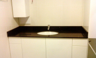 Çimstone kristal taneli siyah renkli SAVANA modeli banyo tezgahı. Orjinal Çimstone ürünü 2cm kalınlık uygulama örneği.