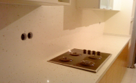 ÇiMSTONE Riviera (Midye Kabuklu) mutfak tezgahı ve tezgah arası panel kaplaması. Çimstone'nin deniz kabuklu modeli. Bir altasgranit uygulamasıdır.