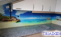 Mutfak tezgah üstü cam kaplama. Cam mozaik ve cam panel. Triadoor resimli fayanslar ve resimli cam paneller şık kullanımlar sunar. Tezgah arası üç boyutlu cam kaplama için Triadoor markasını seçiniz.