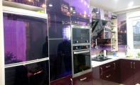 Mutfak dolabı tezgah arası cam panel Triadoor. 6mm.kalınlığında kırılmaya dayanıklı temperli camdan ölçünüze göre özel üretim yapılmaktadır.