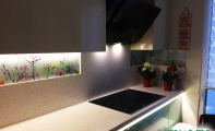 Dekoratif Mutfaklar. Mutfak tezgah arkası dekorlu cam panel kaplama. Calisco marka mutfak tezgahı ve triadoor cam panel uygulaması.