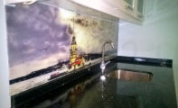 Mutfak tezgahının arkasına resimli kaplamalar. Triadoor cam panel uygulamaları.